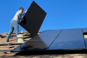 Installation de panneaux solaire, installateur sur le toit