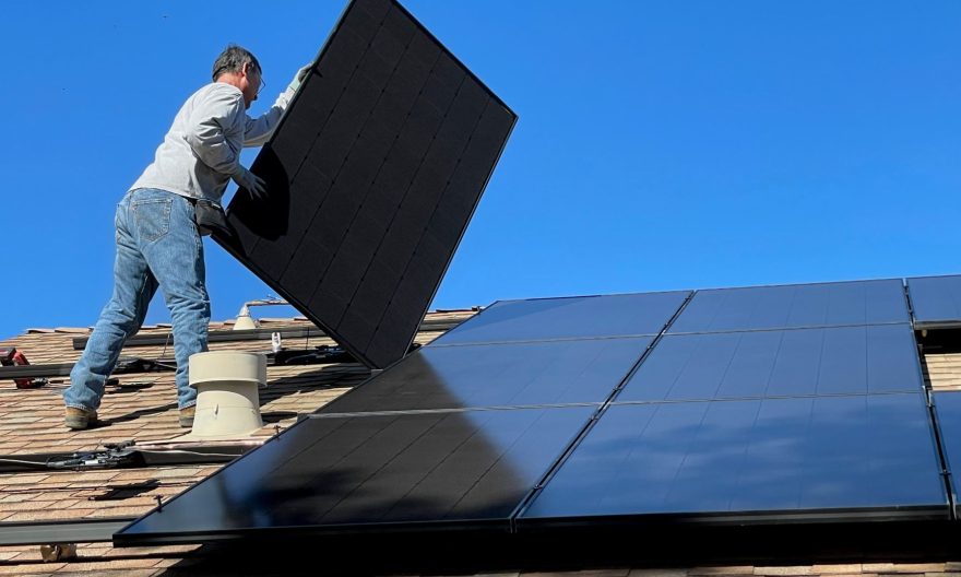 Installation de panneaux solaire, installateur sur le toit