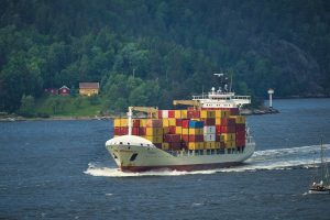 Bateau container mer