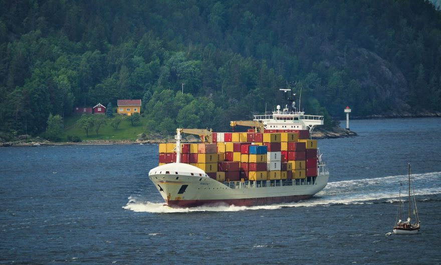 Bateau container mer